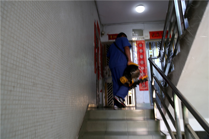 沒有電梯，家具安裝師傅扛著重重的工具爬樓梯