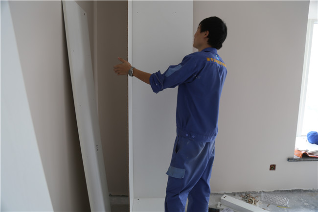 左右手家具安裝師傅的經(jīng)驗之談，整體櫥柜應(yīng)該這樣裝